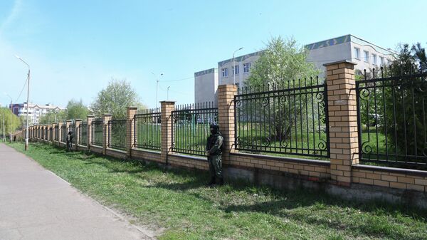 Сотрудник правоохранительных органов у территории школы в Казани, где произошла стрельба