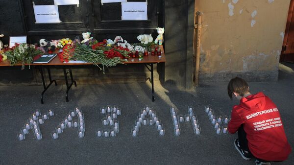 Свечи и цветы в память о жертвах трагедии в казанской школе у здания Постоянного Представительства Республики Татарстан в Санкт-Петербурге