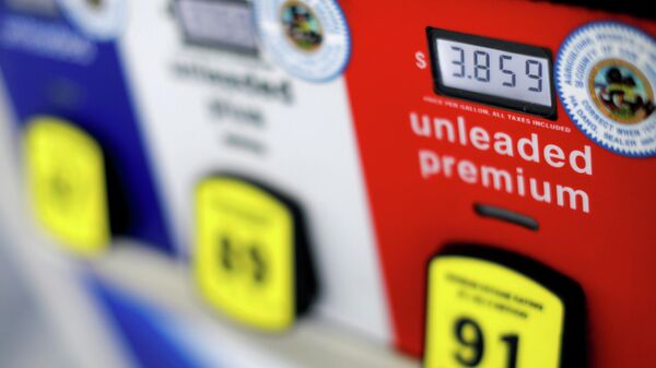 Цена на бензин на автозаправке в Сан-Диего, США