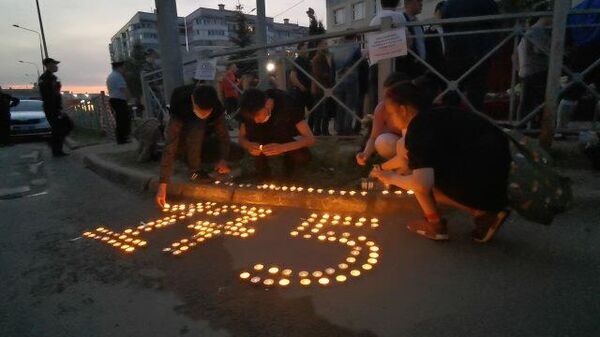 Цветы и свечи в память о жертвах трагедии в Казани
