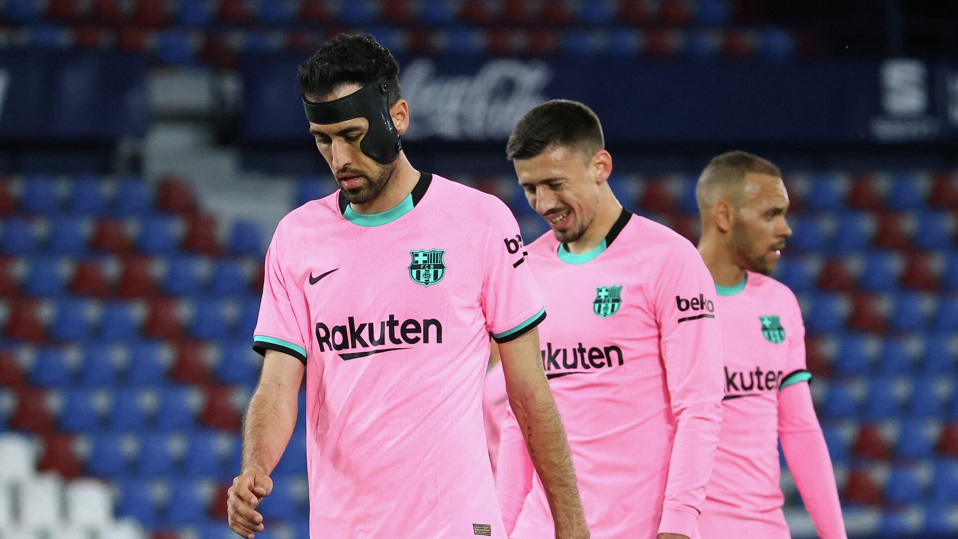 Barcelona's Spanish midfielder Sergio Busquets, Barcelona's French defender Clement Lenglet and Barcelona's Danish forward Martin Braithwaite react at the end of the Spanish league football match Levante UD against FC Barcelona at the Ciutat de Valencia stadium in Valencia on May 11, 2021. (Photo by JOSE JORDAN / AFP) - РИА Новости, 1920, 12.05.2021