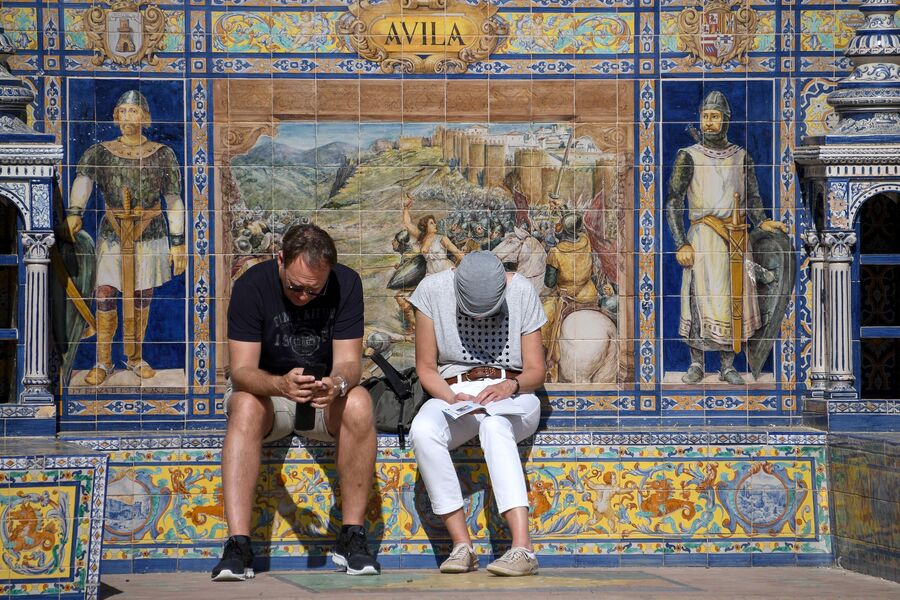 Туристы на площади Испании в Севилье