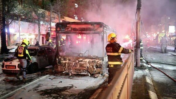 Работа пожарных на месте сгоревшего автобуса в Холоне