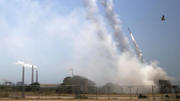 Израильская противоракетная система Железный купол ведет огонь для перехвата ракет, запущенных из сектора Газа, из Ашкелона на юге Израиля