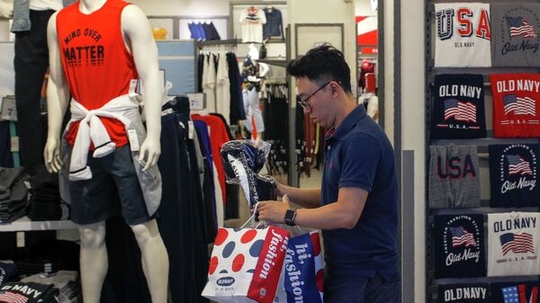 Мужчина в американском магазине одежды в торговом центре в Пекине