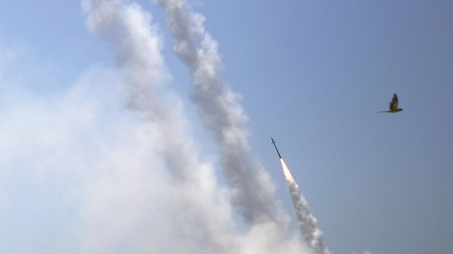 Противоракетная система Железный купол перехватывает ракеты, запущенные из сектора Газа в направлении Израиля - РИА Новости, 1920, 13.05.2021