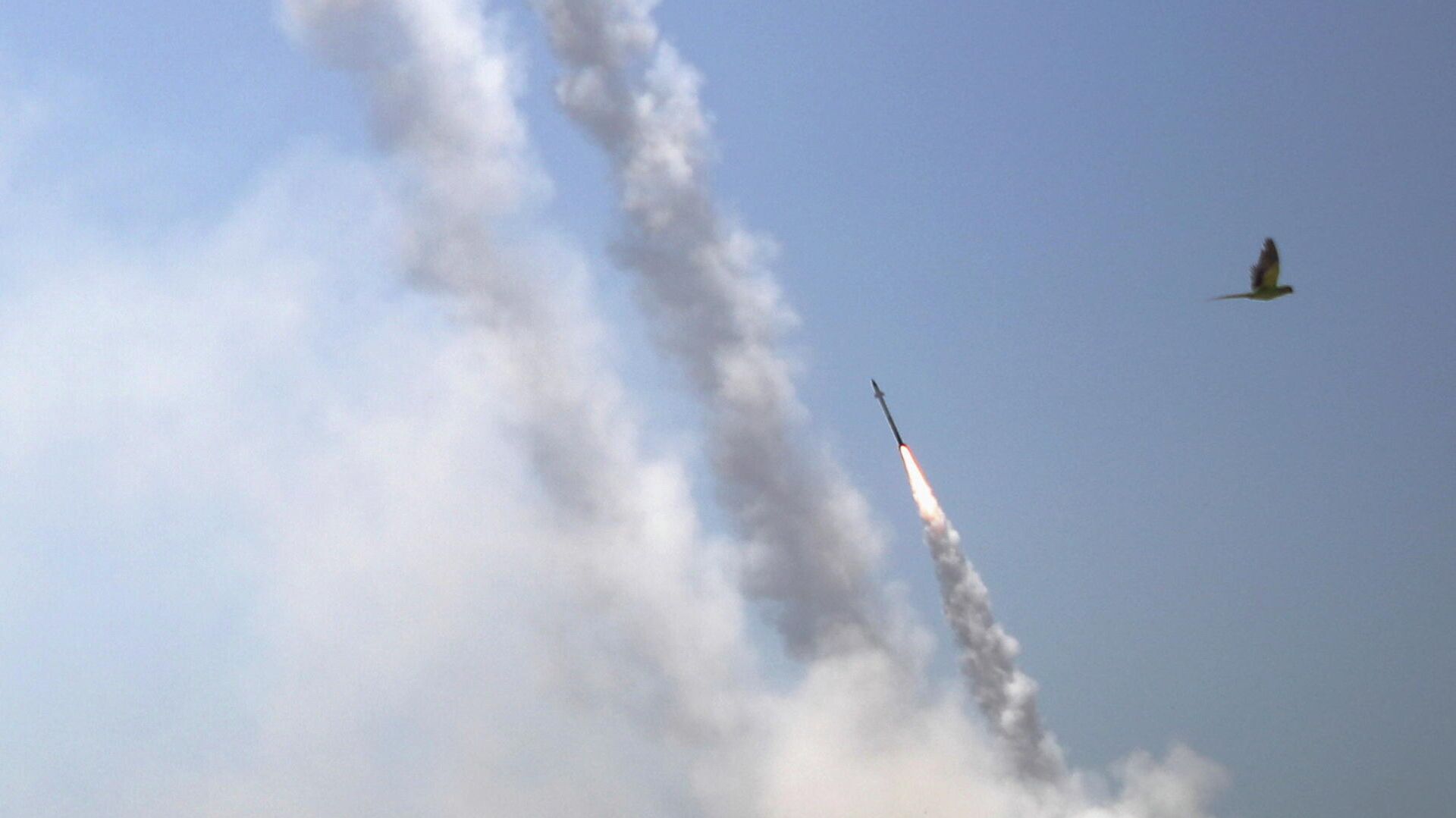 Противоракетная система Железный купол перехватывает ракеты, запущенные из сектора Газа в направлении Израиля - РИА Новости, 1920, 13.05.2021