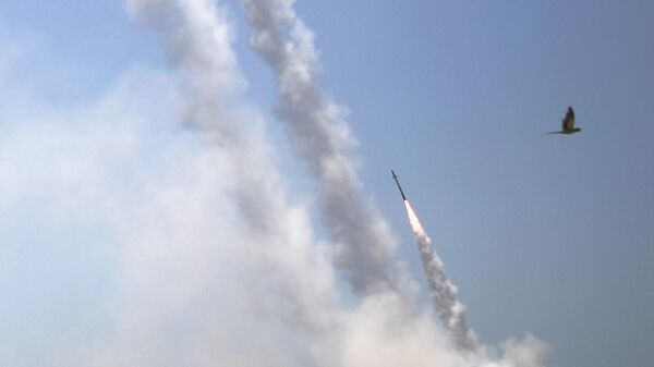 Противоракетная система Железный купол перехватывает ракеты, запущенные из сектора Газа в направлении Израиля