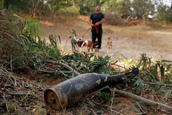 Снаряд, выпущенный из сектора Газа, в Ашкелоне, Израиль 