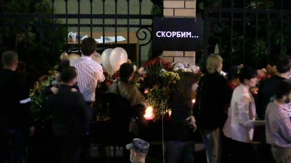 Стихийный мемориал: люди идут к месту трагедии в Казани