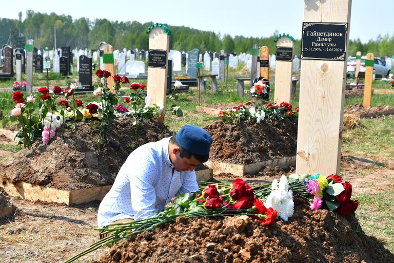 Похороны погибших в результате стрельбы в школе No175 в Казани Похороны погибших в результате стрельбы в школе No175 в Казани