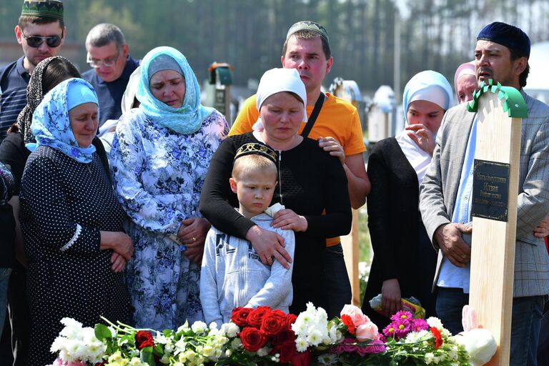 Похороны погибших в результате стрельбы в школе №175 в Казани Похороны погибших в результате стрельбы в школе №175 в Казани