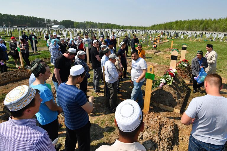 Похороны погибших в результате стрельбы в школе №175 в Казани Похороны погибших в результате стрельбы в школе №175 в Казани