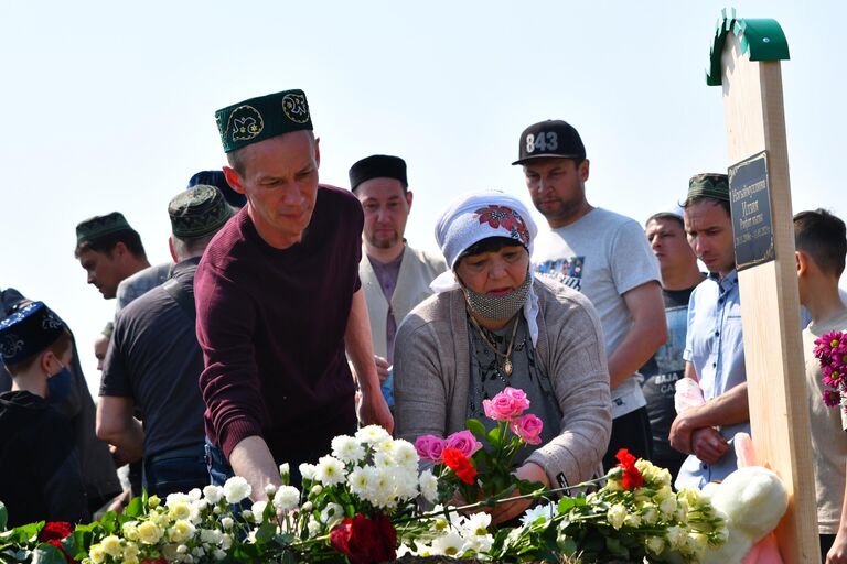 Похороны погибших в результате стрельбы в школе №175 в Казани Похороны погибших в результате стрельбы в школе №175 в Казани