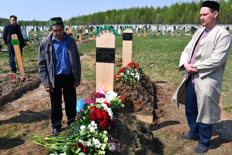 Похороны погибших в результате стрельбы в школе No175 в Казани Похороны погибших в результате стрельбы в школе No175 в Казани