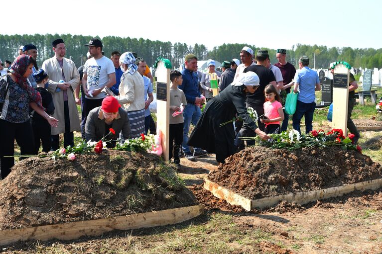 Похороны погибших в результате стрельбы в школе No175 в Казани Похороны погибших в результате стрельбы в школе No175 в Казани