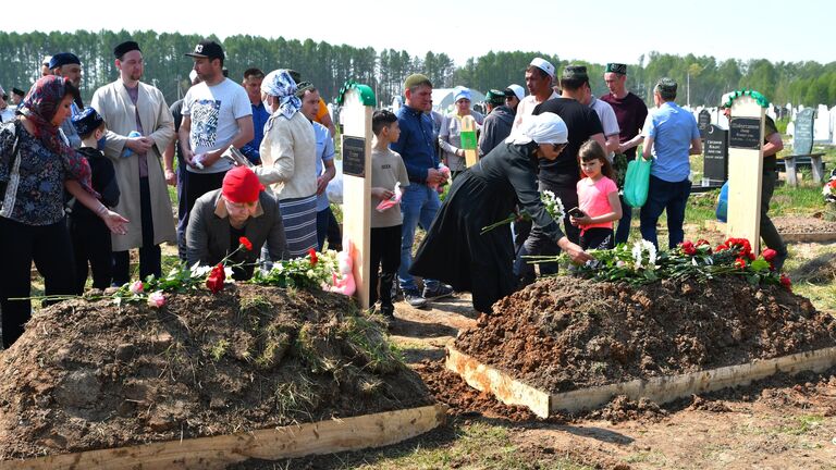 Похороны погибших в результате стрельбы в школе No175 в Казани