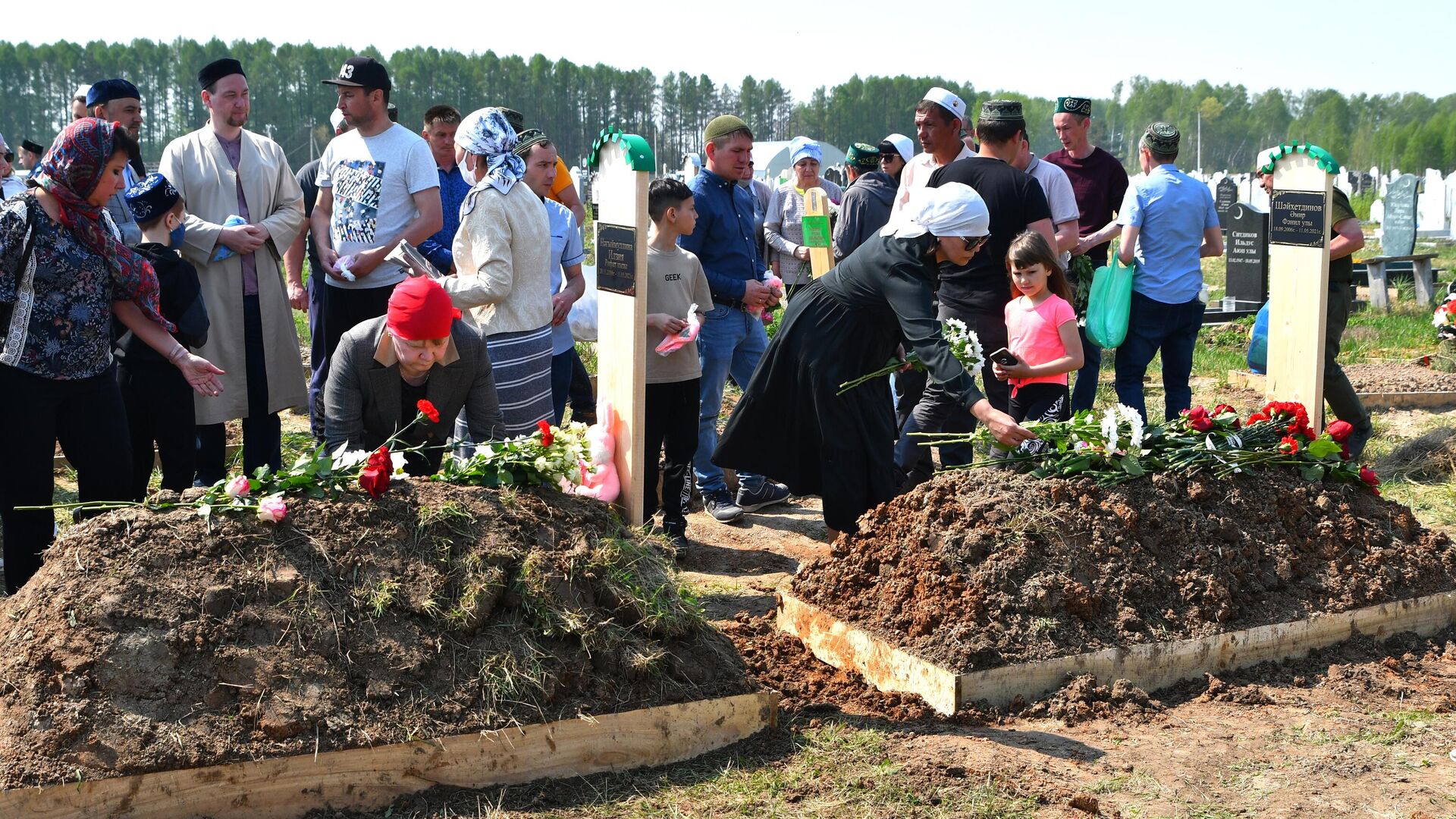 Похороны погибших в результате стрельбы в школе No175 в Казани - РИА Новости, 1920, 13.05.2021