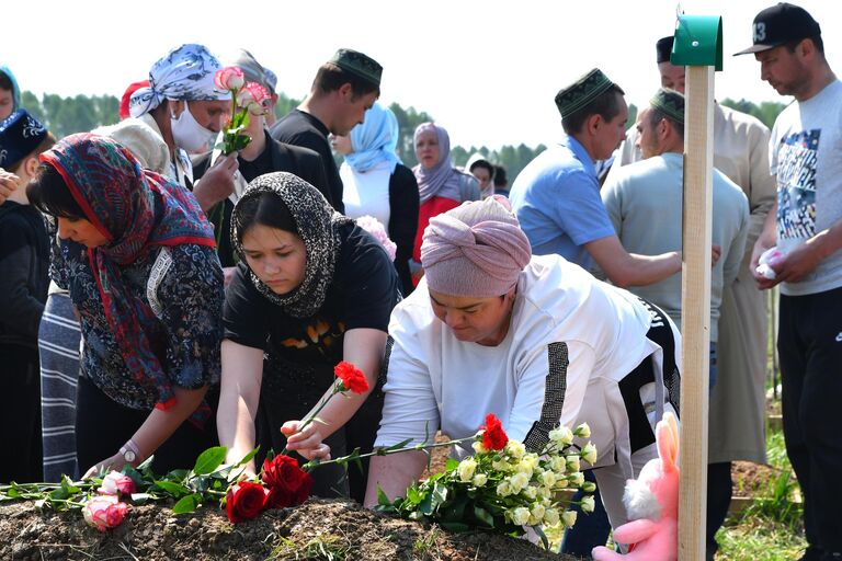 Похороны погибших в результате стрельбы в школе No175 в Казани Похороны погибших в результате стрельбы в школе No175 в Казани