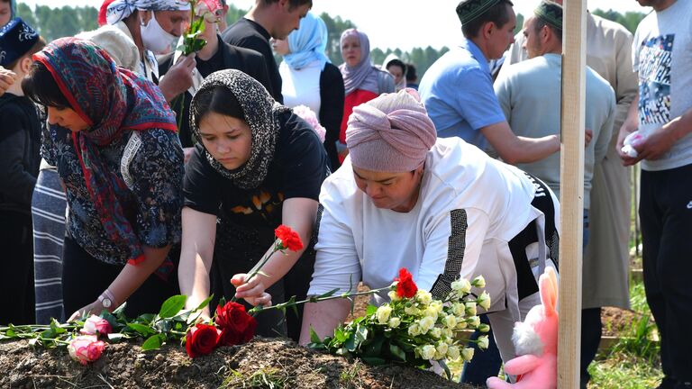 Похороны погибших в результате стрельбы в школе No175 в Казани