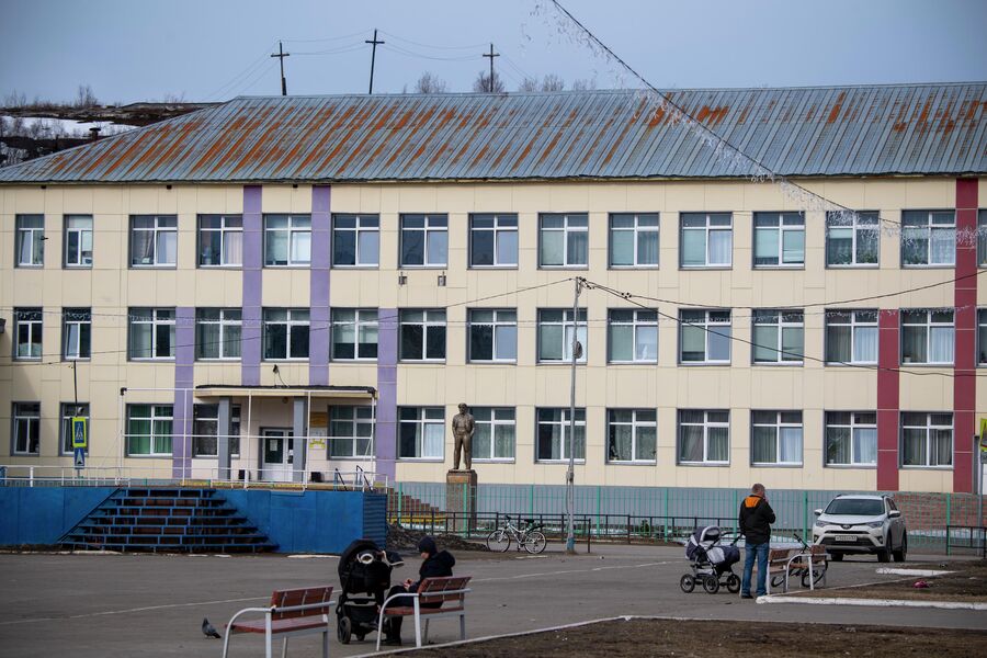 Здание школы в Гаджиево