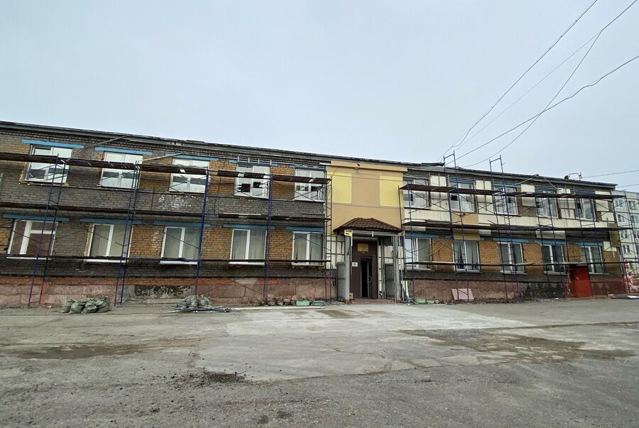 Фасад Детской школы искусств в Гаджиево ремонтируют
