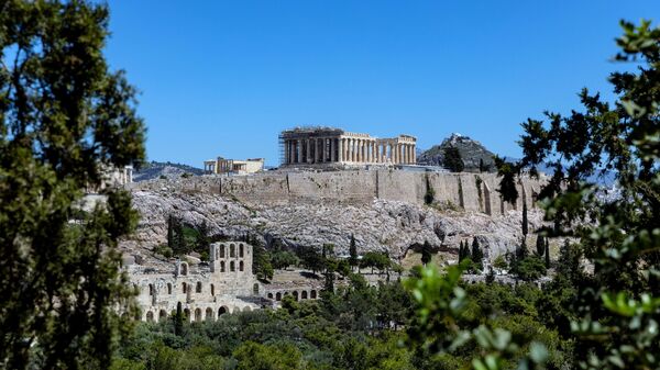 Парфенон - памятник античной архитектуры, древнегреческий храм, расположенный на афинском Акрополе