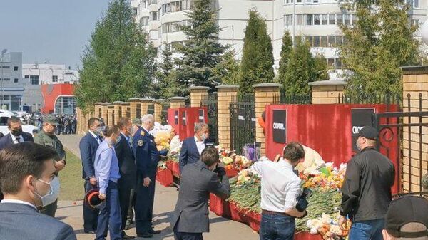 Бастрыкин возложил цветы к стихийному мемориалу возле казанской школы