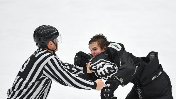 Драка с участием хоккеистов и арбитров во время полуфинального матча Юниорской хоккейной лиги.