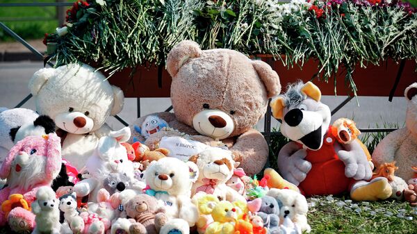 Цветы и мягкие игрушки у гимназии №175 на улице Джаудата Файзи в Казани