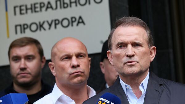 Народный депутат Украины Виктор Медведчук возле офиса генерального прокурора в Киеве