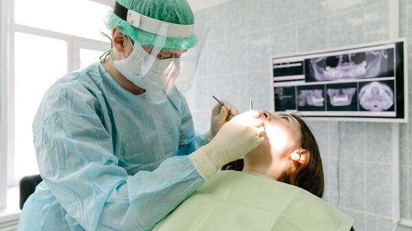 Врач-стоматолог во время работы