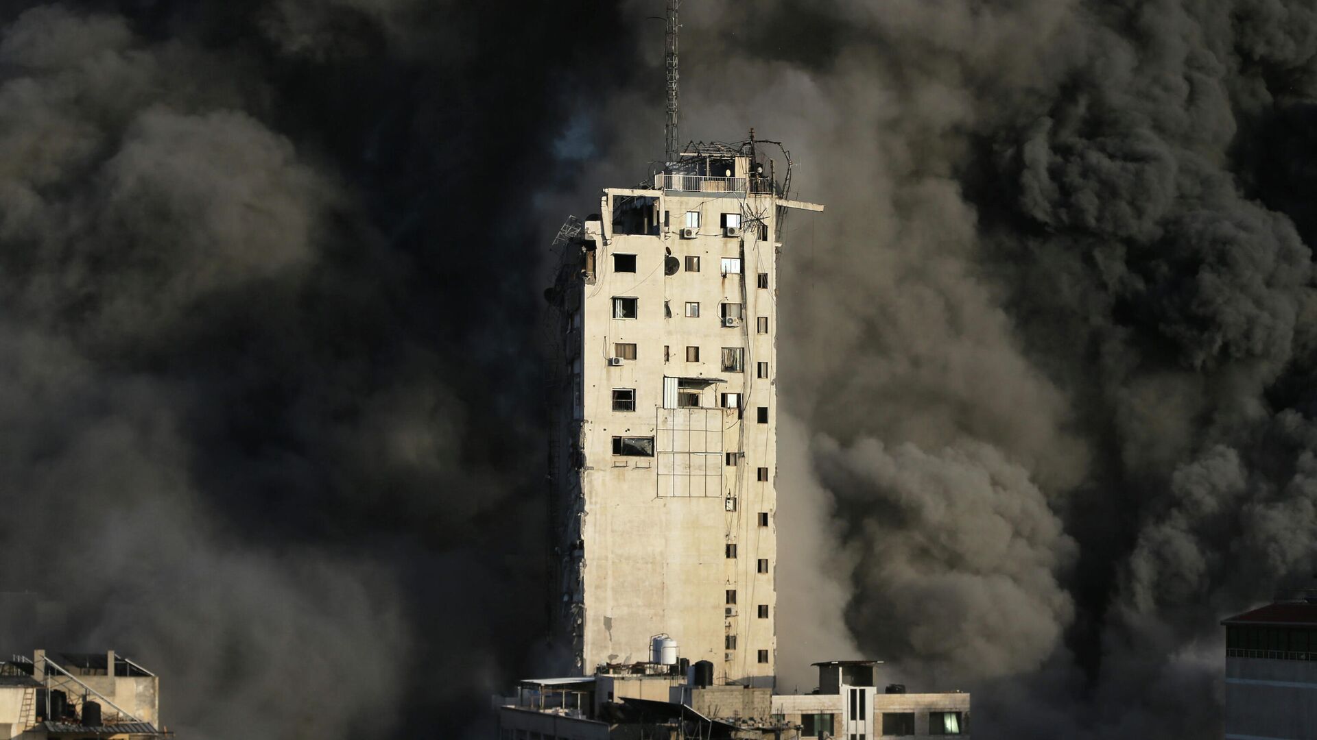 Дым после воздушного удара Израиля по Газе - РИА Новости, 1920, 14.05.2021