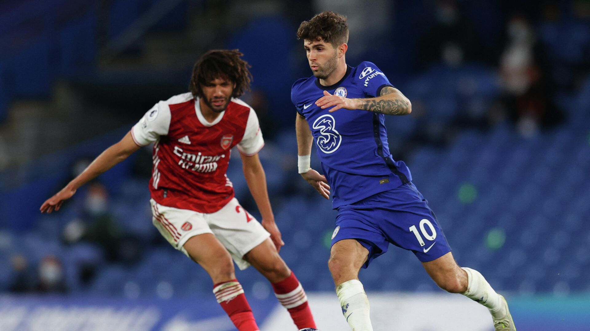 Arsenal's Egyptian midfielder Mohamed Elneny (L) vies with Chelsea's US midfielder Christian Pulisic during the English Premier League football match between Chelsea and Arsenal at Stamford Bridge in London on May 12, 2021. (Photo by Catherine Ivill / POOL / AFP) / RESTRICTED TO EDITORIAL USE. No use with unauthorized audio, video, data, fixture lists, club/league logos or 'live' services. Online in-match use limited to 120 images. An additional 40 images may be used in extra time. No video emulation. Social media in-match use limited to 120 images. An additional 40 images may be used in extra time. No use in betting publications, games or single club/league/player publications. /  - РИА Новости, 1920, 13.05.2021