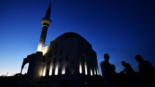 Верующие возле мечети перед началом праздничной молитвы в честь Ураза-байрама в Екатеринбурге