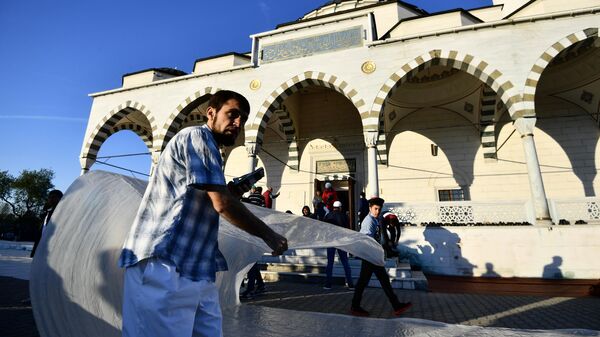Верующие возле мечети перед началом праздничной молитвы в честь Ураза-байрама в Екатеринбурге
