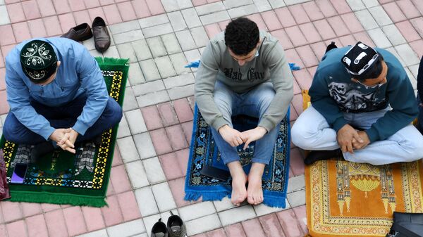 Верующие во время праздничной молитвы в честь Ураза-байрама возле мечети Кул Шариф в Казани
