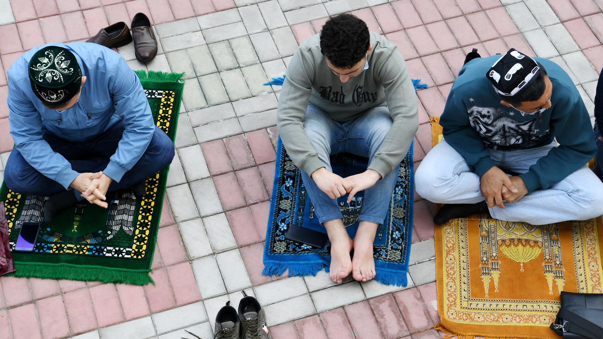 Верующие во время праздничной молитвы в честь Ураза-байрама возле мечети Кул Шариф в Казани - РИА Новости, 1920, 13.05.2021
