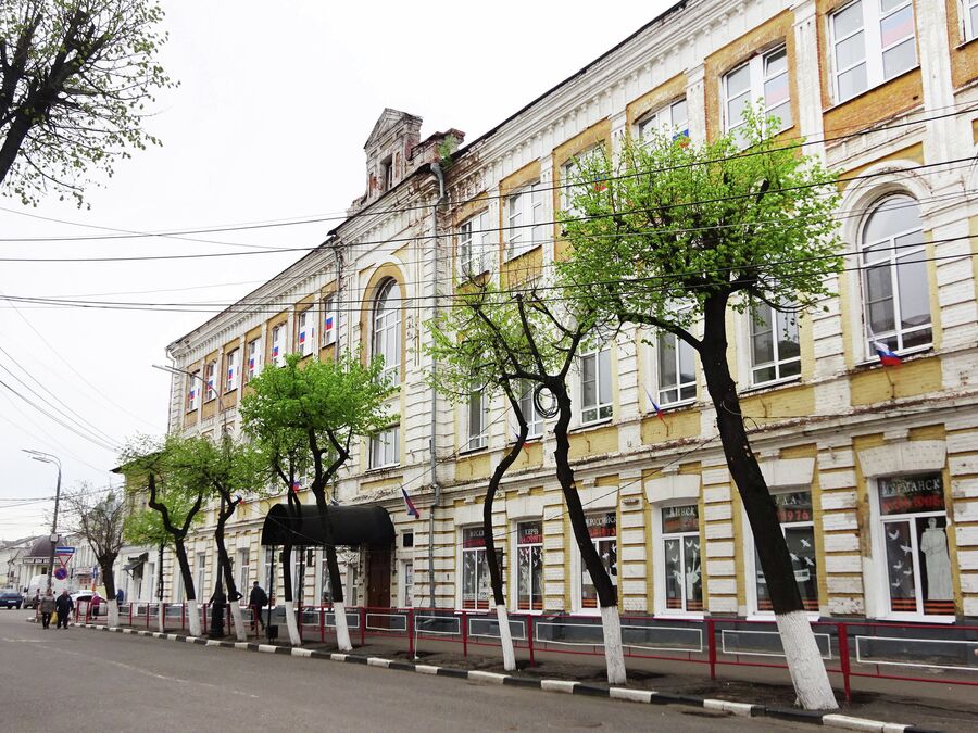 Здание коммерческого училища было построено Козловским городским обществом