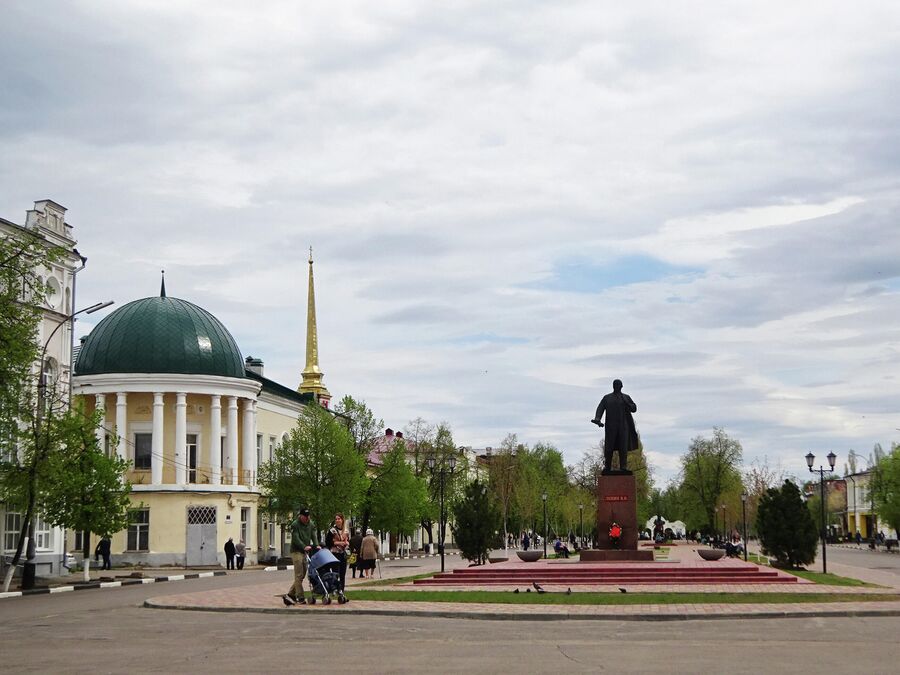 Площадь Ленина и один из трех особняков с угловыми круглыми ротондами