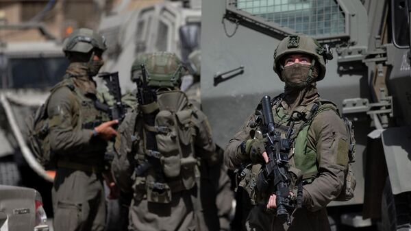 Израильские военнослужащие во время операции по поиску палестинских боевиков