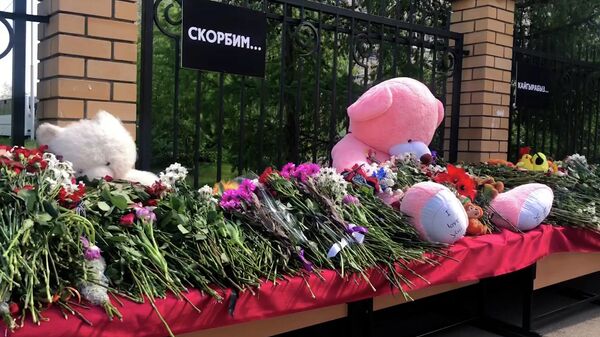 Жители Казани третий день несут цветы к 175-й гимназии