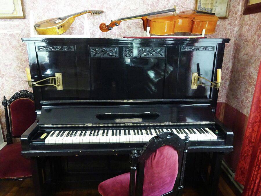 Дом-музей Голицыных, пианино с подсвечниками