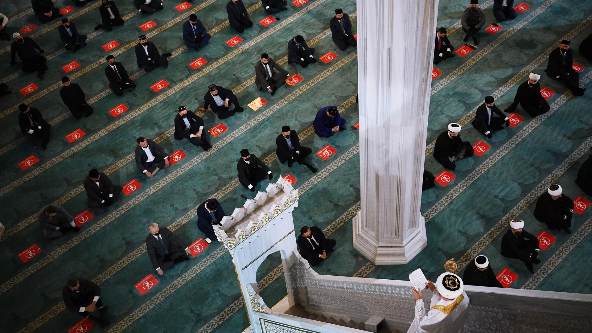 Верующие мусульмане во время праздничной молитвы - РИА Новости, 1920, 23.02.2024