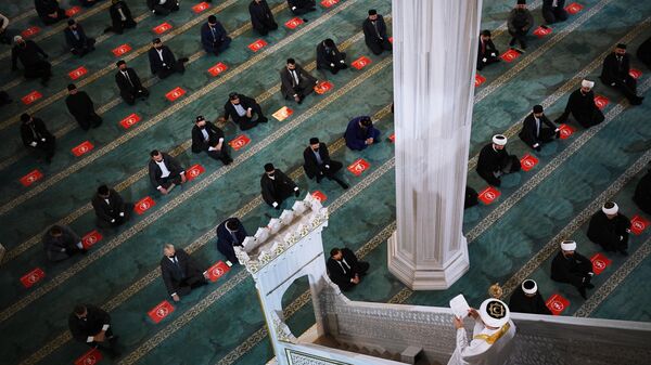 Верующие мусульмане во время праздничной молитвы