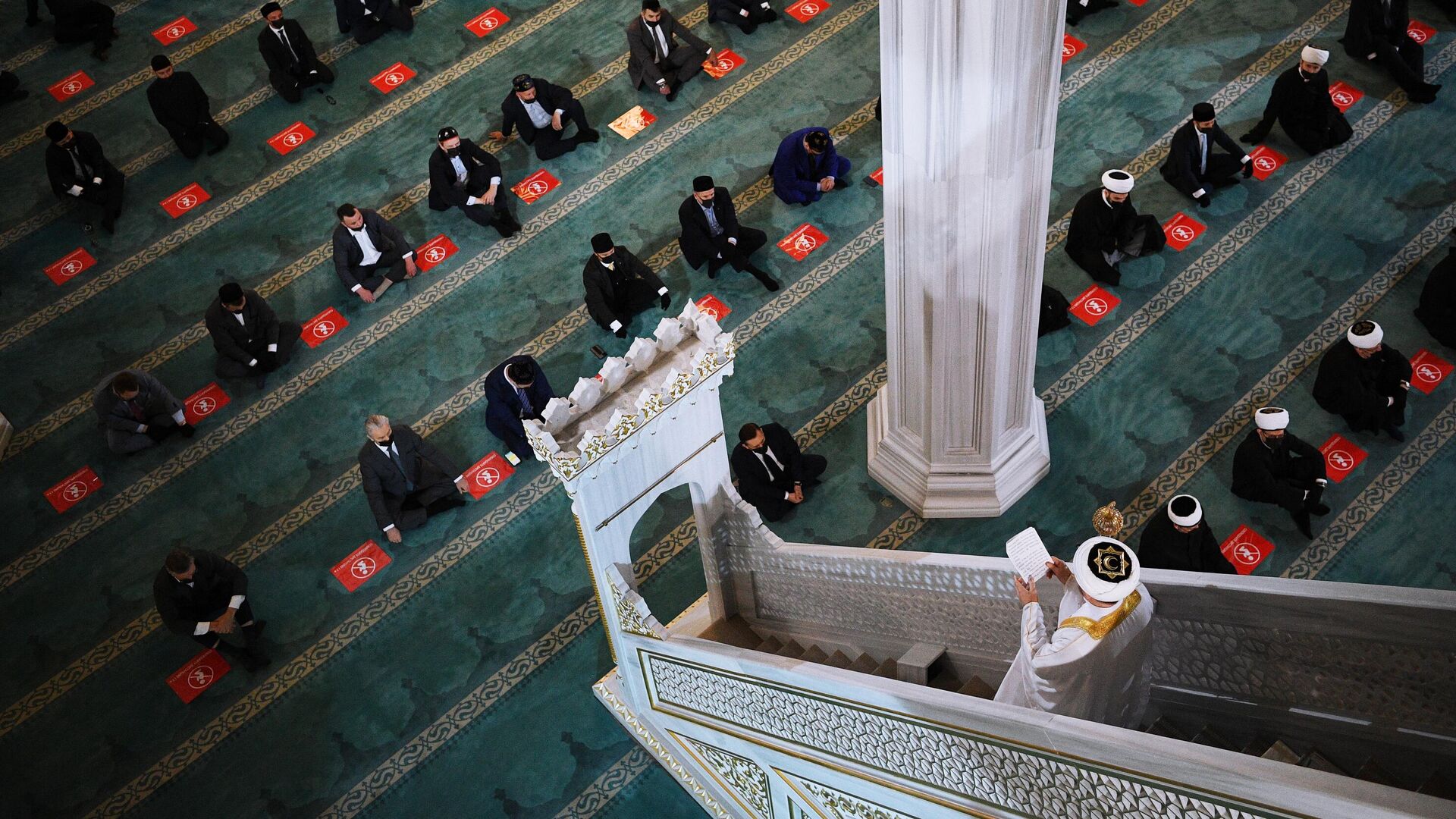 Верующие мусульмане во время праздничной молитвы - РИА Новости, 1920, 23.02.2024