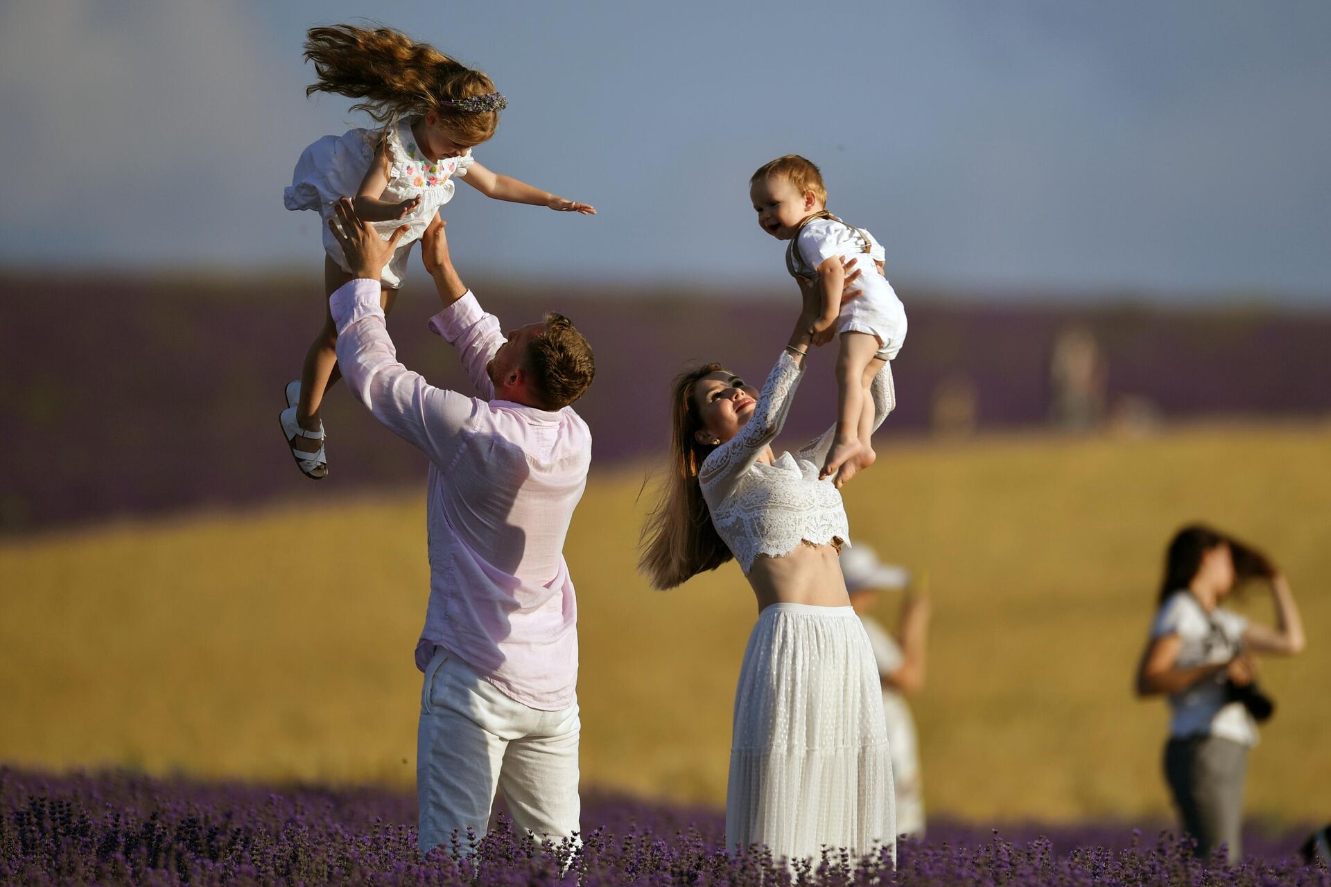 Семья с детьми на лавандовом поле в Крыму - РИА Новости, 1920, 22.12.2025