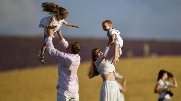 Семья с детьми на лавандовом поле в Крыму