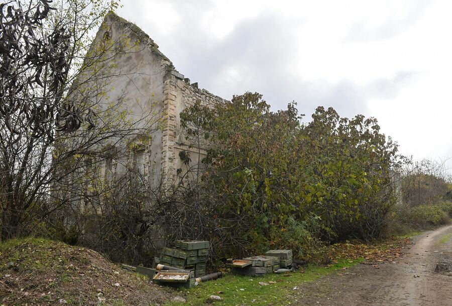 Разрушенное здание и ящики с боеприпасами, оставленные армянские военными, в Физули