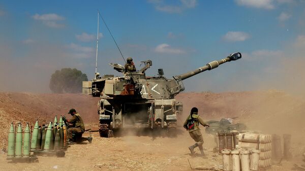 Израильские солдаты стреляют в направлении сектора Газа, 13 мая 2021 года
